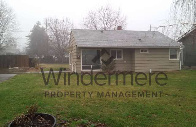 124 NE Ash St. photos photos