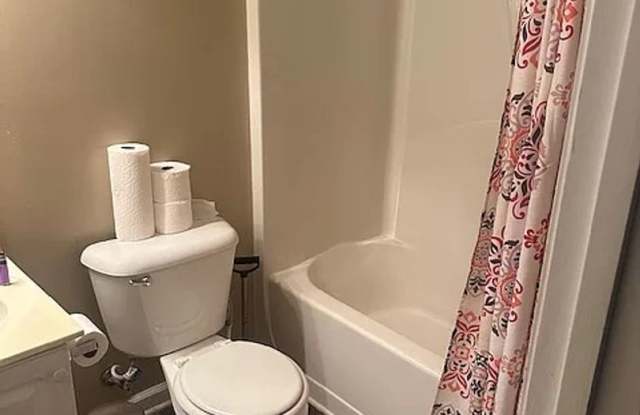 Room in 5 Bedroom Home in Lithonia Gallery 3