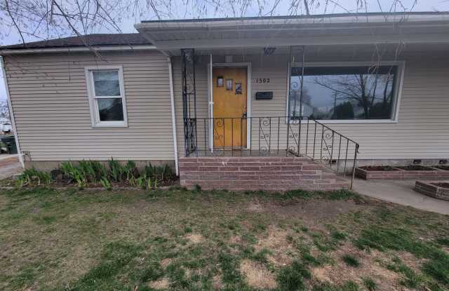 Updated 3-Bedroom Duplex in Richland with Full Basement - 1502 Mahan Avenue, Richland, WA 99354