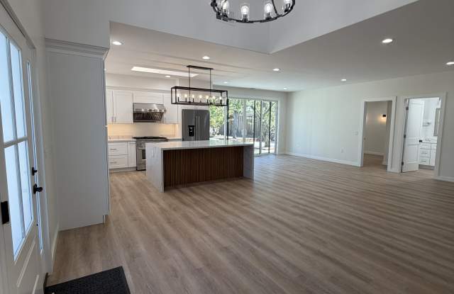 352 Palm Ave Gallery 1