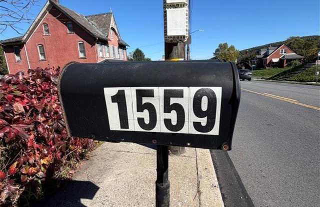 1559 Broadway Street Gallery 2