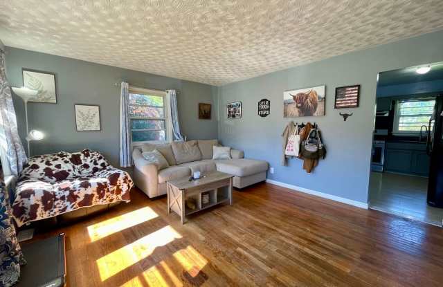 Cozy 3-Bedroom Home with Spacious Backyard Gallery 4