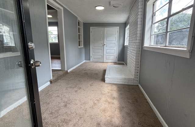 326 N Main Gallery 2