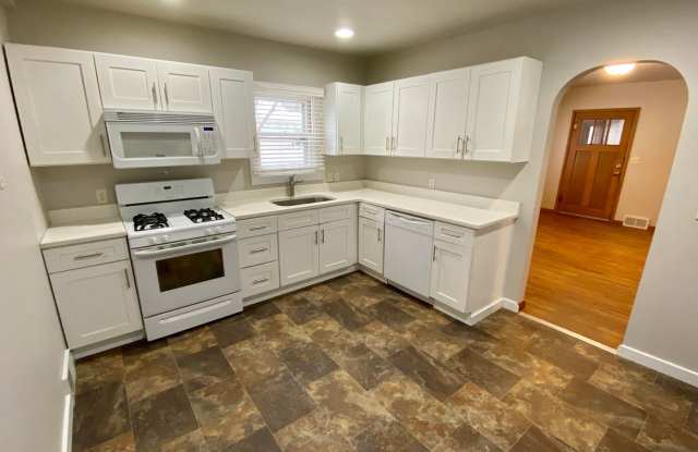 Spacious 4 bed 2 bath ranch home with two family rooms! Gallery 3