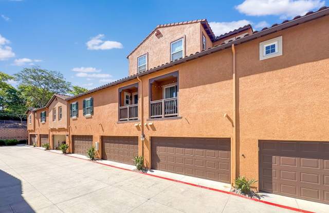 Beautiful 3B/2.5BA Townhome w/ Washer/Dryer, Attached Garage, and Pool! photos photos
