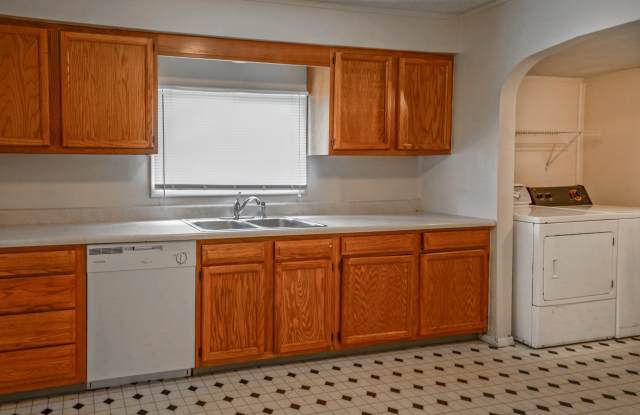 Great 3 Bedroom, 2 Bath - Just Off 17th St! *2027* Gallery 4