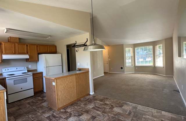 3 Bed 2 Bath Home: Fully Fenced Yard & Convenient Location Gallery 3