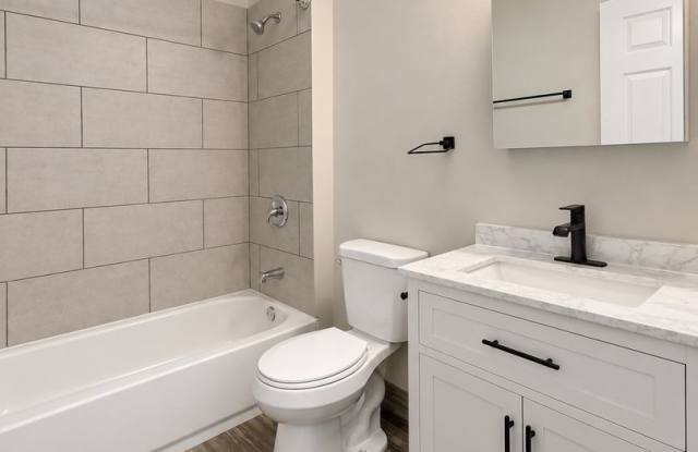 Renovated Logan Square 1BD — Block from the California Blue Line Gallery 4