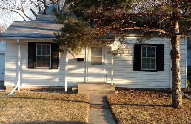 906 N 5th Ave W - 906 North 5th Avenue West, Newton, IA 50208