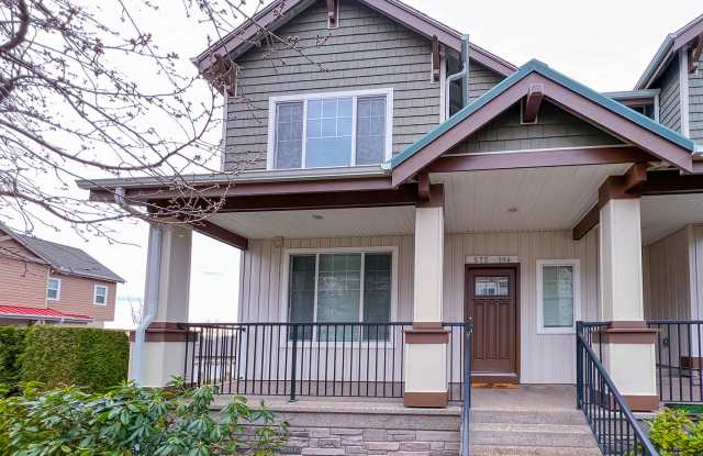 Townhome 2-Bd, 2- Baths with a full-kitchen & Electric fireplace in a Modernized-Style Home, for all Types! Gallery 3