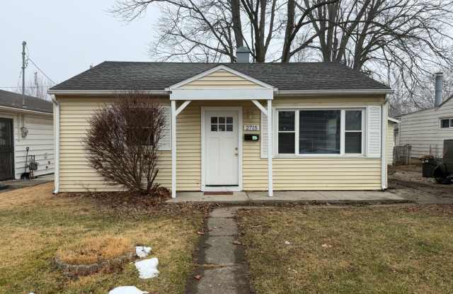2715 Kenwood Ave - Cute Two Bedroom Home w/Central Air! - 2715 Kenwood Avenue, Fort Wayne, IN 46805