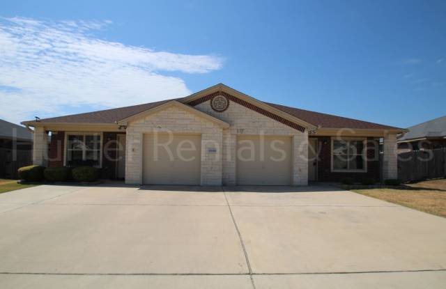 Spacious 3-Bedroom Duplex with Fenced Yard & Garage Gallery 1