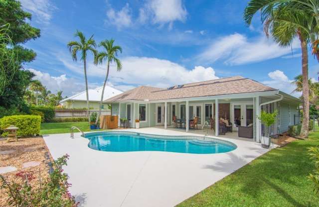 1561 Shorelands Drive E Gallery 1