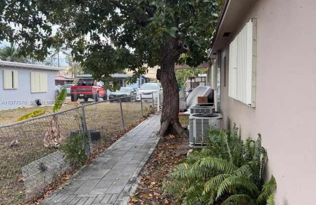 1585 W 53rd St photos photos