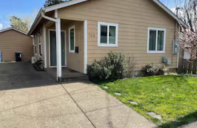 763 18th St Ne - 763 18th Street Northeast, Salem, OR 97301