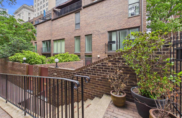 Spacious Three Bedroom Townhome in Society Hill! Gallery 1