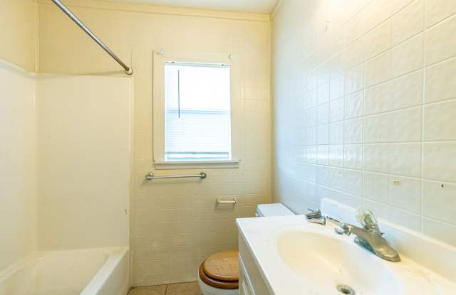 2 Bedroom, 1 Bath Home in the Medical District Gallery 3