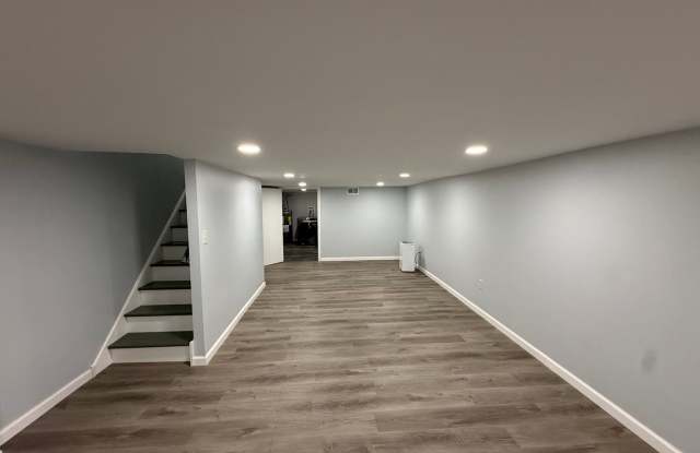 Newly Renovated Bi-Level One Bedroom Gallery 3