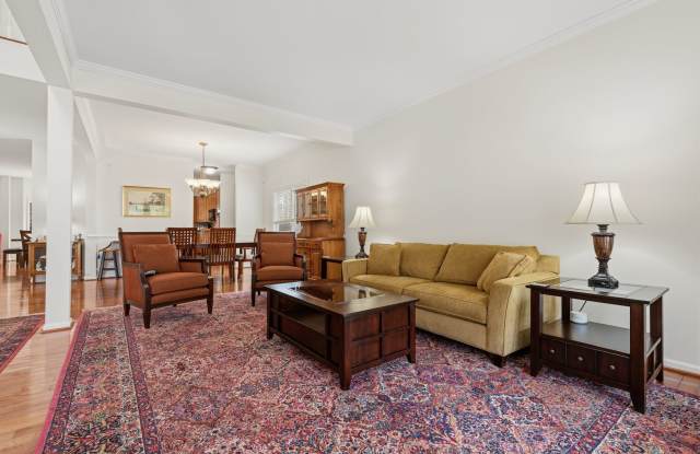 *PARK FLEX STAYS* Beautifully Appointed Furnished Home Near Duke & Croasdaile Gallery 4