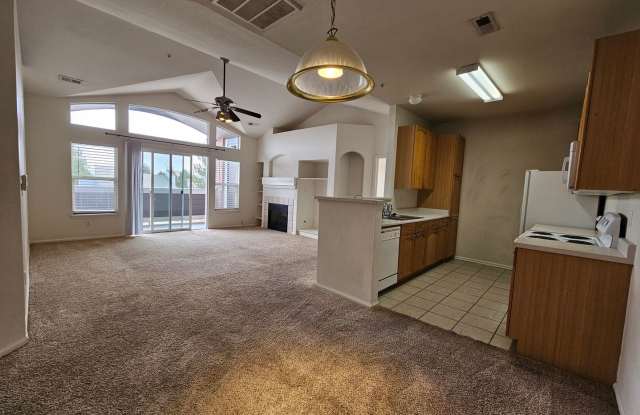 Awesome Aurora Top Floor 2 Bed 2 Bath Condo w/ Tons of Space and a Detached Garage!! photos photos