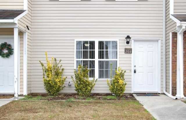 An adorable home! Pets Welcome! - 204 Pinegrove Court, Jacksonville, NC 28546