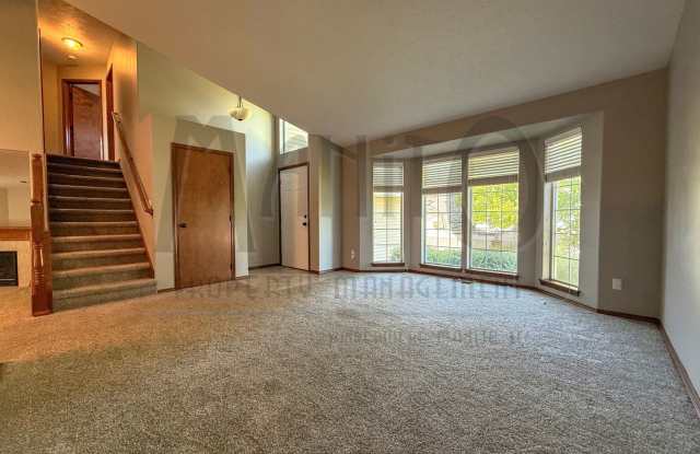 **COMING SOON** Spacious Eagle Ridge Home Gallery 4