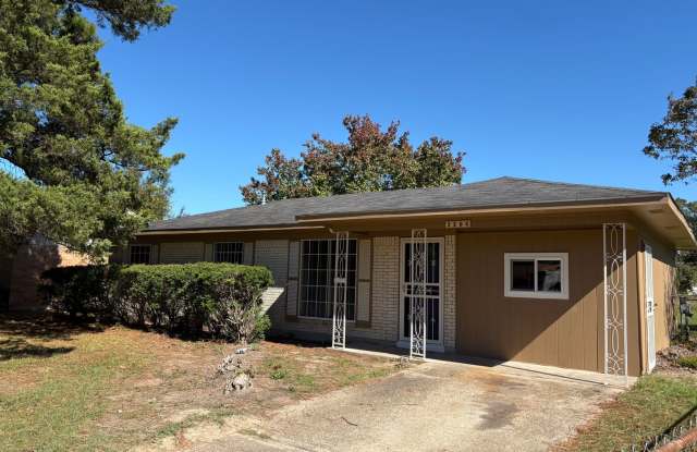 Gorgeous 4 bedroom/1.5 bath house with Central Air  Heat photos photos