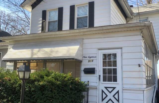 2 Bedroom House with Fenced in Yard! photos photos