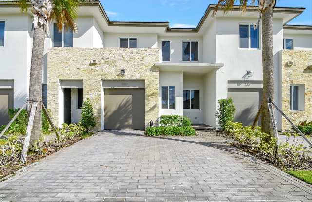 220 Pioneer Way photos photos