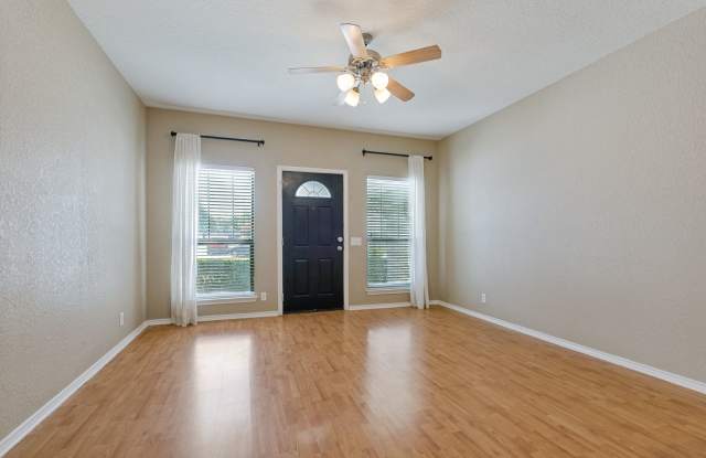 Two Bedroom Townhouse, Great Location! Gallery 4