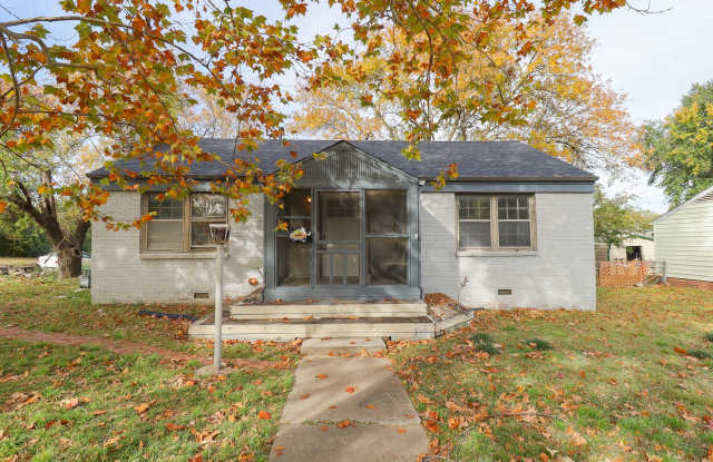 Midtown 2 Bedroom Gem! Available for move in immediately! - 6103 East 5th Street, Tulsa, OK 74112