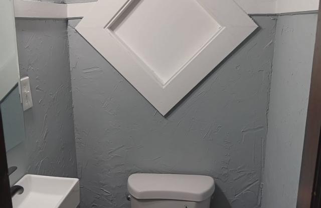 3 Bedroom, 1.5 Bathroom Gallery 4