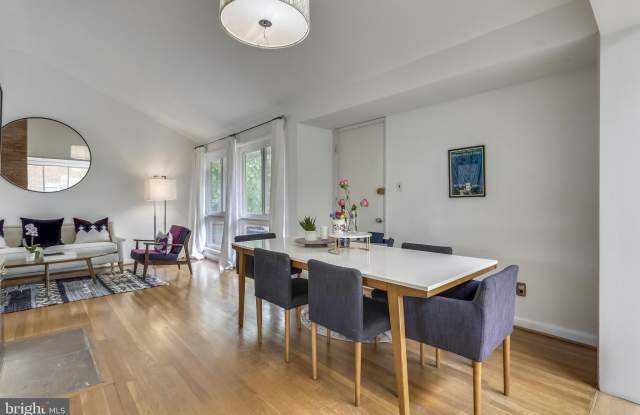 5933 ROSSMORE DRIVE Gallery 4