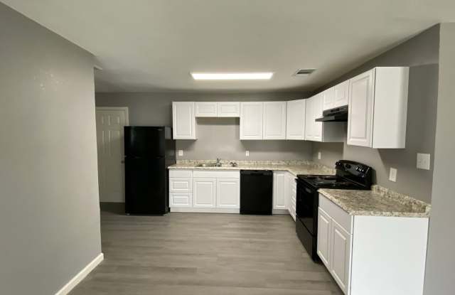 COMPLETELY REMODELED 3 bedroom/1 bath duplex with fenced in backyard! - 1218 South Van Buren Street, San Angelo, TX 76901