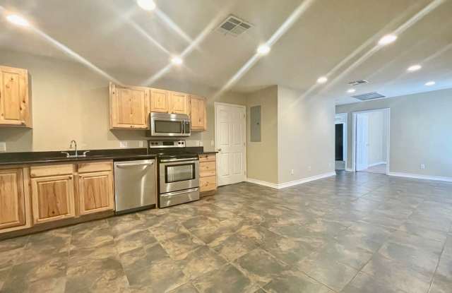 525 W Hutchison photos photos