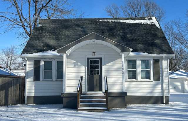 Room to Spread Out! | Bright & Updated 4 Bedroom House in Muncie! photos photos