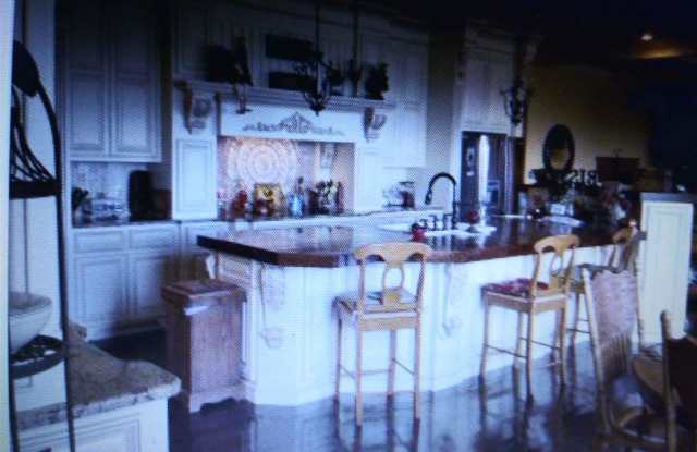 563 WOODVIEW Lane Gallery 3