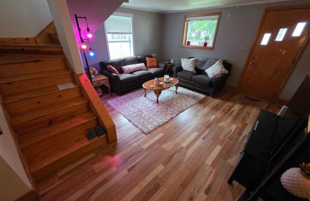 $1600| 4BD 1BA| 524 7th| Available 6/1/2026! - 524 7th Avenue, Eau Claire, WI 54703