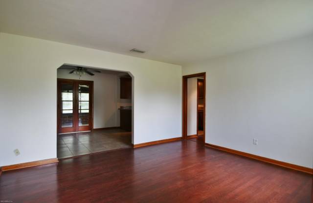 2101 MAPLE LEAF Drive E Gallery 3