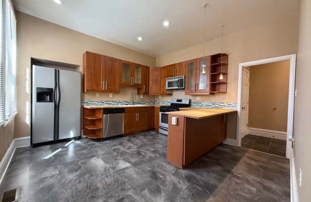3BR 1.5bath Townhouse with fenced yard! photos photos
