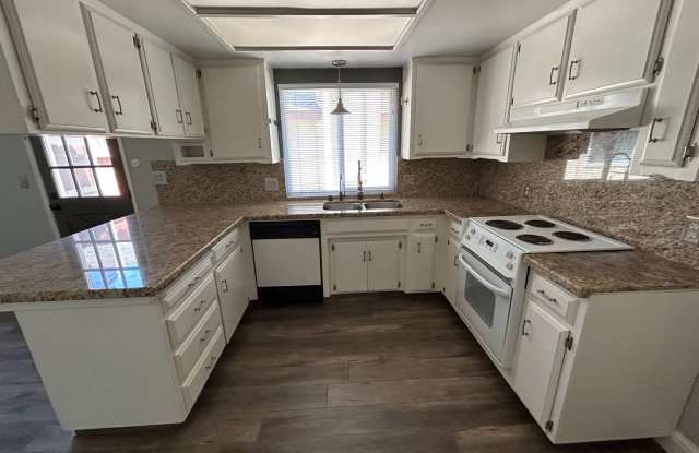 Charming Condo in North West Visalia with Solar and on site Community pool Gallery 2