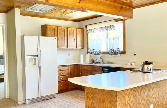 2 Bedroom Home with 2-Car Garage, Fireplace, Mountain Views & Bonus Space Gallery 4
