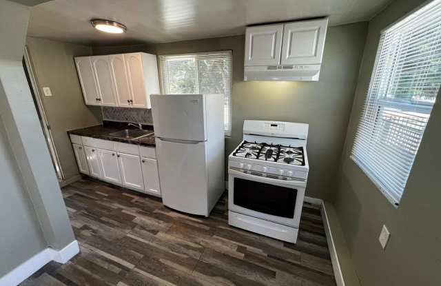 1 Bedroom House With Yard and Private Laundry photos photos