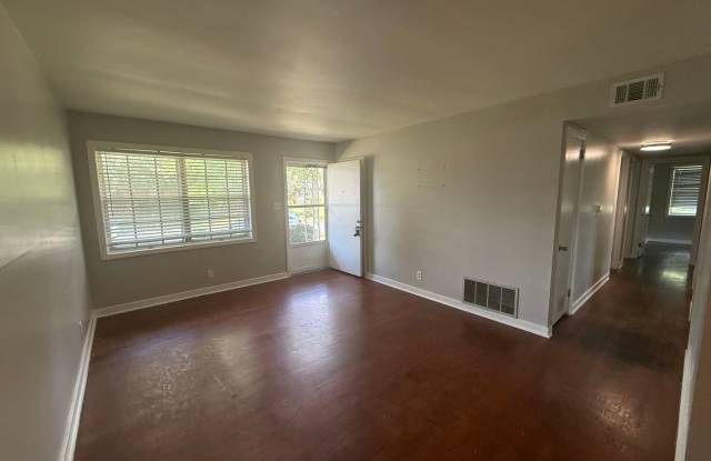 WELL MAINTAINED 4 BEDROOM HOUSE WITH $250 OFF 1ST MONTH'S RENT! Gallery 3