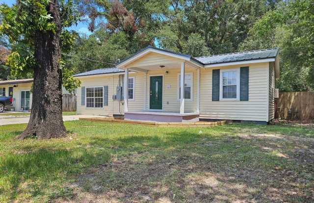 Move In Special!! Affordable and renovated home in heart of Crestview! - 962 North Lloyd Street, Crestview, FL 32536