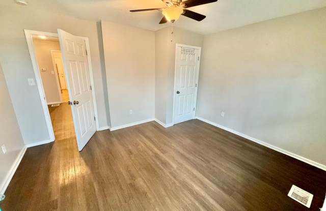 1349 S Preston St - 1 Bedroom Plus Bonus Room House in Shelby Park, Fenced Yard, Off-Street Parking, Pets OKAY! Gallery 3