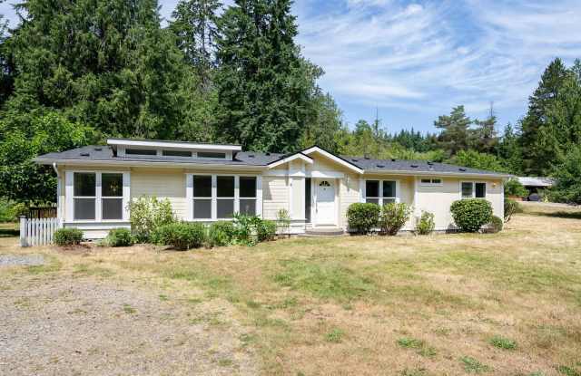 3-Bedroom Gig Harbor Retreat with Private Setting and Modern Comforts photos photos
