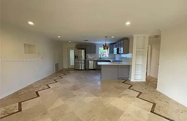 Charming 3 Bedroom 2 Bathroom House - Huge Yard photos photos