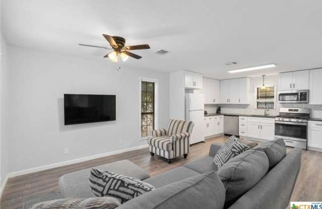 Charming 2 BR 1 Bath House in Taylor Gallery 3
