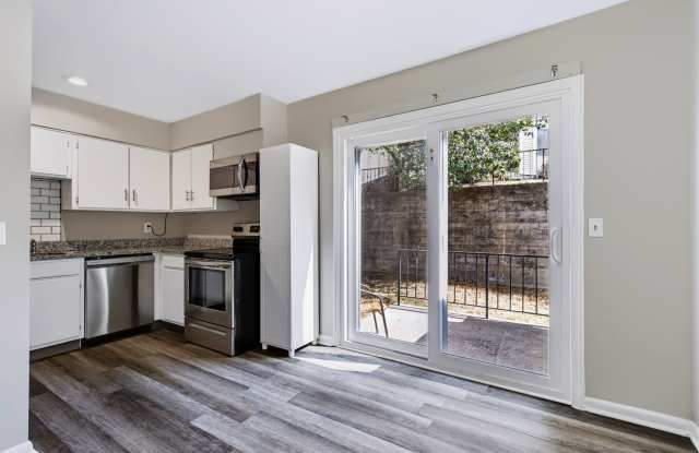 Updated 2BR/1.5BA Condo in South Nashville – Washer & Dryer Included! close to Brentwood! Gallery 1
